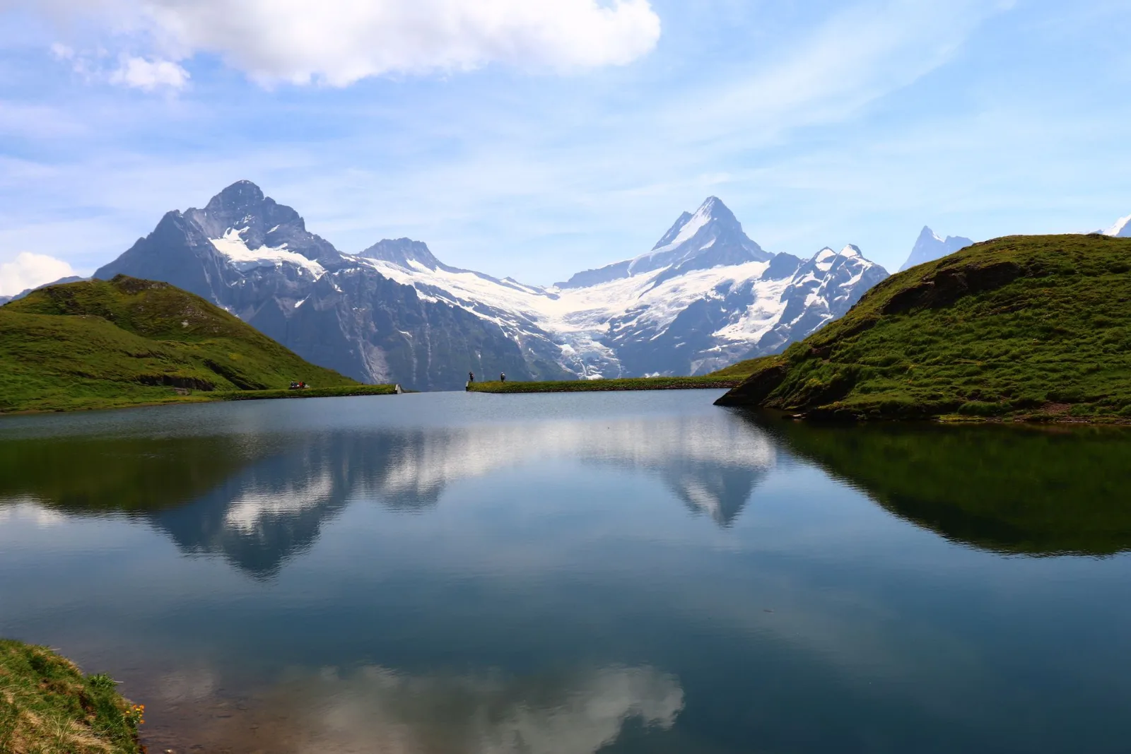 Sommets alpins reflétés dans un lac de montagne